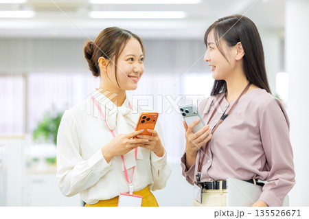 スマホを見る女性 135526671