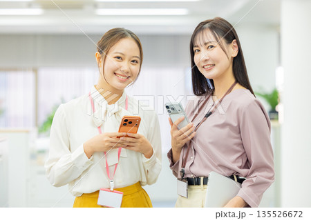 スマホを見る女性 135526672