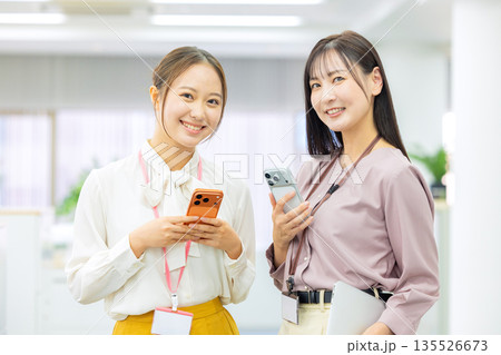 スマホを見る女性 135526673