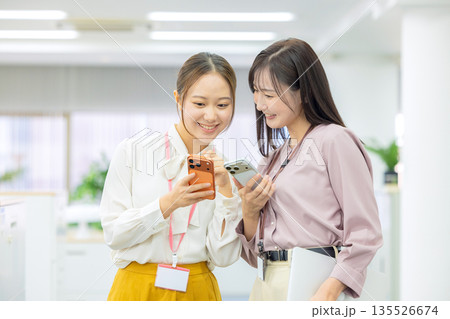 スマホを見る女性 スマホを見る女性 135526674
