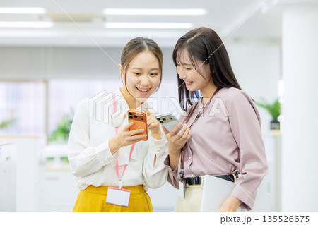 スマホを見る女性 135526675