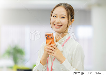 スマホを操作するビジネスウーマン 135526679