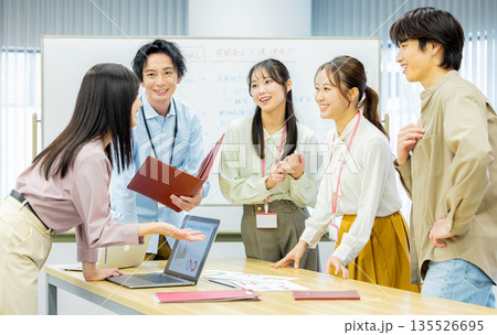 打ち合わせをする会社員 打ち合わせをする会社員 135526695