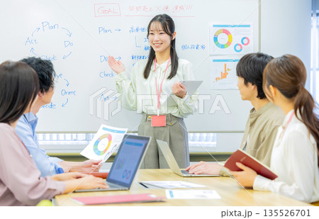 打ち合わせをする会社員 男女 打ち合わせをする会社員 男女 135526701