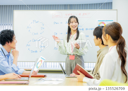 打ち合わせをする会社員 男女 打ち合わせをする会社員 男女 135526709