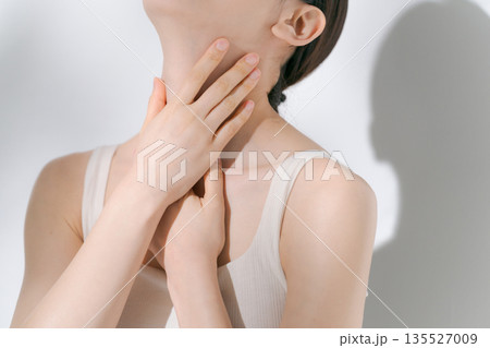 スキンケアをする若い女性 135527009