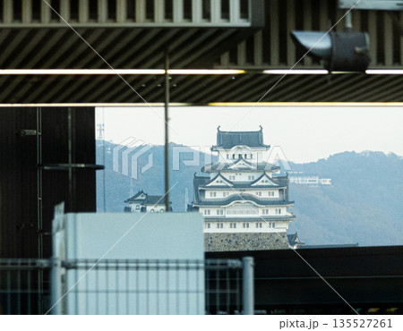 姫路駅から見える世界文化遺産で国宝の姫路城 135527261