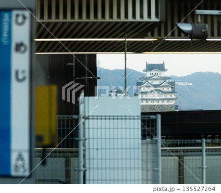 姫路駅から見える世界文化遺産で国宝の姫路城 135527264