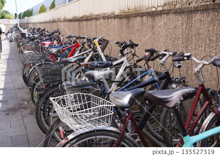 屋外の自転車置場（ドイツ・ミュンヘン） 135527319