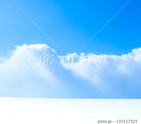 北海道美瑛町の青空と雲と雪原の気持ちの良いシンプルな風景 北海道美瑛町の青空と雲と雪原の気持ちの良いシンプルな風景 135527325