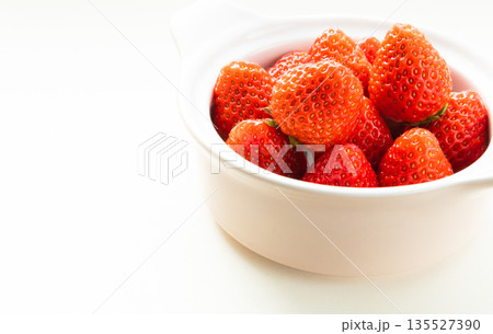 白背景に白いカップに入った旬の真っ赤なイチゴ 135527390