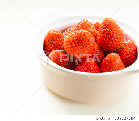 白背景に白いカップに入った旬の真っ赤なイチゴ 135527394