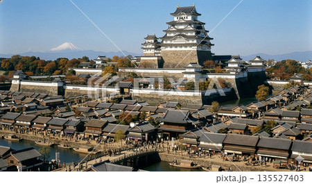 江戸の城下町と壮大な白亜の天守閣の全景 135527403