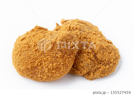 白背景にきな粉をまぶしたわらび餅 135527459