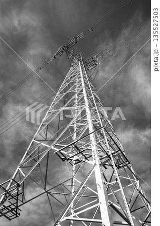見上げる高圧送電鉄塔と晴れた空と雲 a-5 モノクロ 見上げる高圧送電鉄塔と晴れた空と雲 a-5 モノクロ 135527503