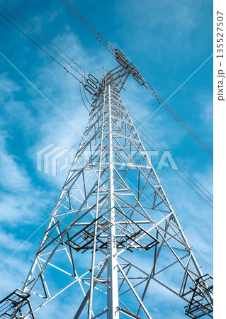 見上げる高圧送電鉄塔と晴れた空と雲 b-4 ライトカラー 見上げる高圧送電鉄塔と晴れた空と雲 b-4 ライトカラー 135527507