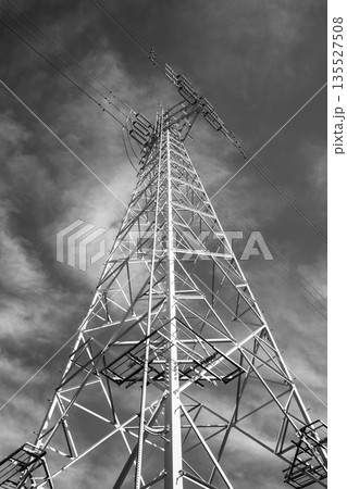 見上げる高圧送電鉄塔と晴れた空と雲　b-5 モノクロ 135527508