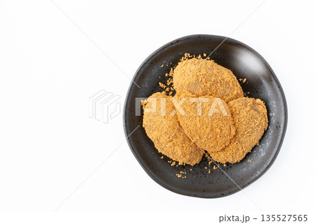 白背景にお皿に載せたわらび餅 135527565