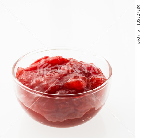 　イチゴジャム　白バック 135527580