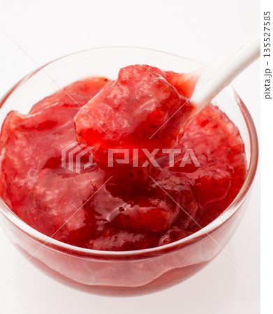 　イチゴジャム　白バック 135527585