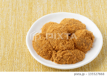 お皿に載せた美味しそうなわらび餅 135527668