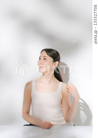 スキンケアをする若い女性 135527708
