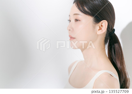 スキンケアをする若い女性 スキンケアをする若い女性 135527709