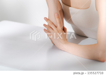 スキンケアをする若い女性 135527710