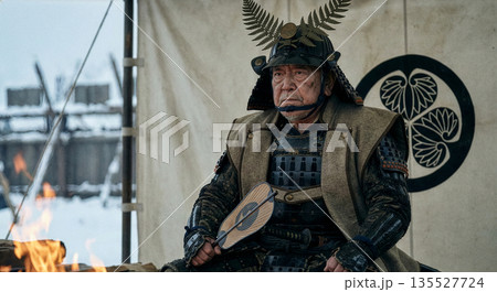 雪の陣幕の中で戦況を見つめる甲冑姿の徳川家康公 135527724