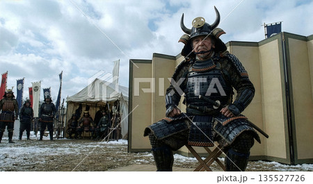 雪の陣幕の中で戦況を見つめる甲冑姿の徳川家康公 雪の陣幕の中で戦況を見つめる甲冑姿の徳川家康公 135527726