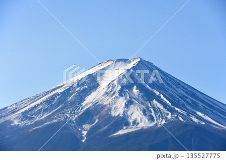 富士吉田市から見た冠雪が風で飛ばされ雪形が見える富士山 富士吉田市から見た冠雪が風で飛ばされ雪形が見える富士山 135527775