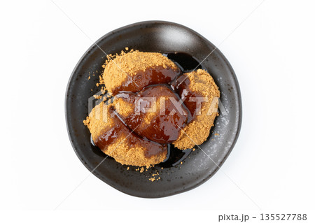 白背景にお皿に載せた黒蜜をかけたわらび餅 135527788