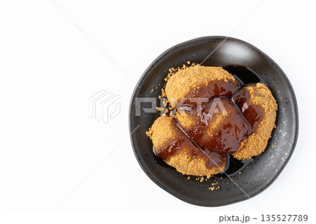 白背景にお皿に載せた黒蜜をかけたわらび餅 135527789