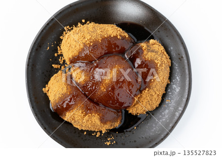 黒蜜をかけたわらび餅のクローズアップ 135527823