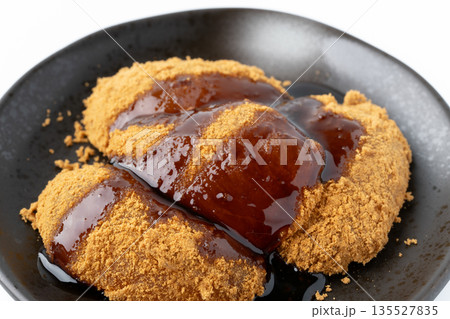 黒蜜をかけたわらび餅のクローズアップ 黒蜜をかけたわらび餅のクローズアップ 135527835