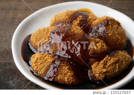 黒蜜をかけたわらび餅のクローズアップ 135527837