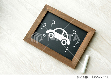 自動車に関する疑問イメージ—黒板に描かれた自動車とクエスションマーク 135527864