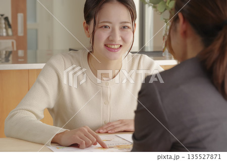 若い女性が保険や資産形成の相談をする様子 135527871