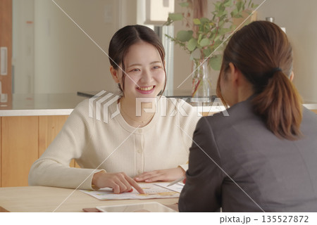 若い女性が保険や資産形成の相談をする様子 135527872