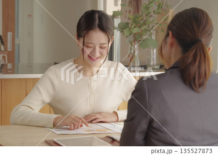 若い女性が保険や資産形成の相談をする様子 135527873