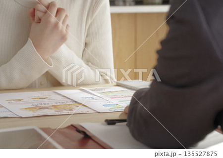 若い女性が保険や資産形成の相談をする様子 135527875