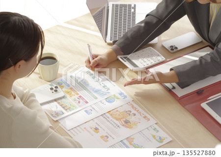 若い女性が保険や資産形成の相談をする様子 135527880