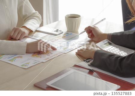 若い女性が保険や資産形成の相談をする様子 135527883