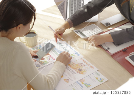 若い女性が保険や資産形成の相談をする様子 135527886