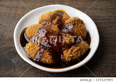 お皿に載せた黒蜜をかけたわらび餅 135527905