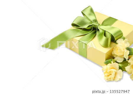 Bright yellow gift box with green ribbon and flowers, isolated, PNG 135527947