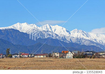 安曇野から望む冬の北アルプス後立山連峰 135528043