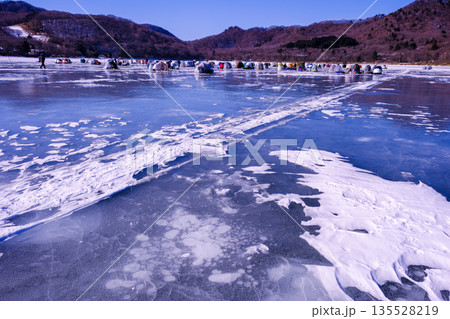 アイスバブルと氷上穴釣り アイスバブルと氷上穴釣り 135528219