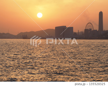 日の入りまじかの関門海峡 135528325