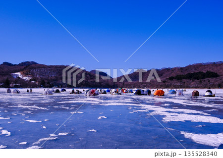氷上のワカサギ釣り 氷上のワカサギ釣り 135528340